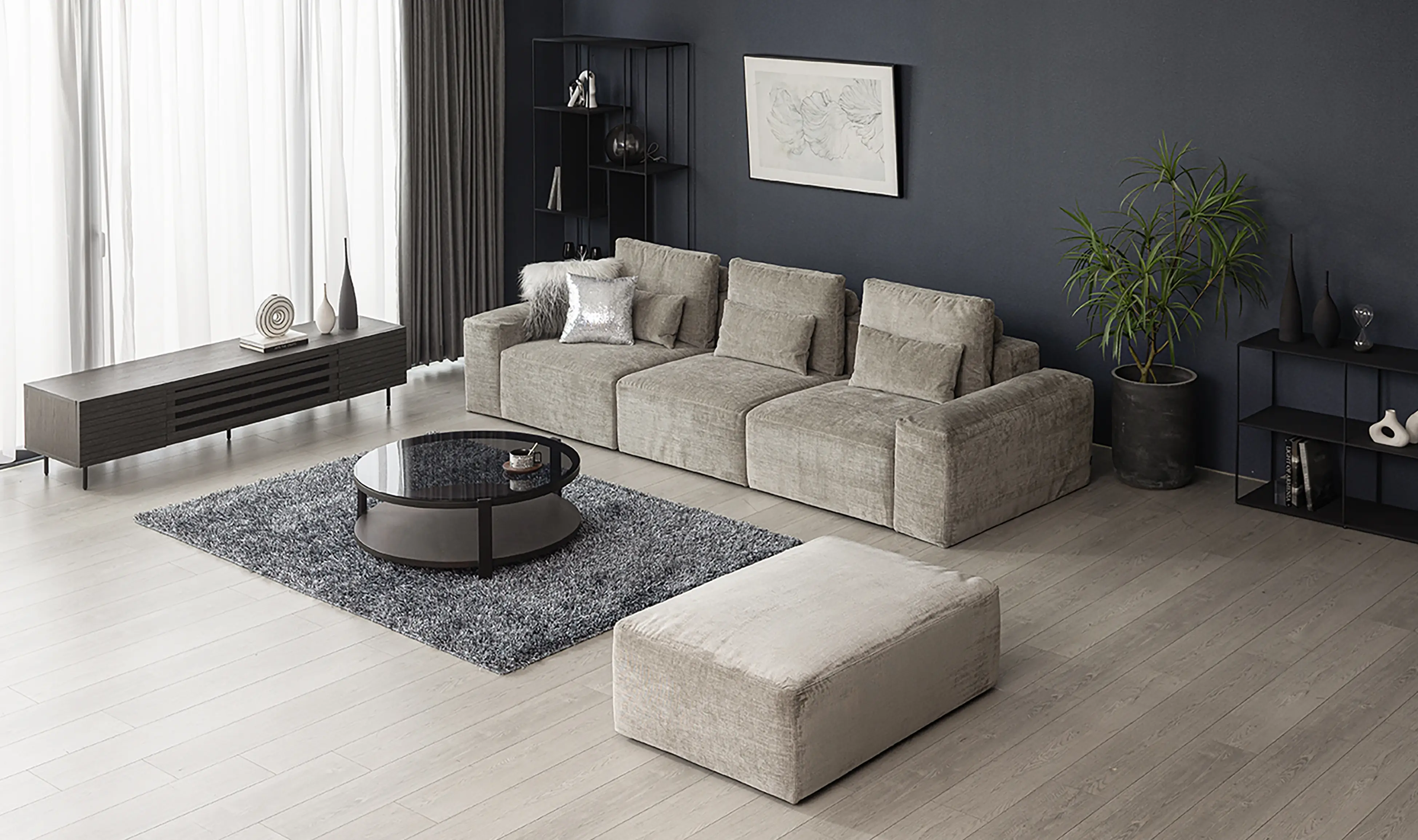 直線美とシックな配色で魅せるモノトーンスタイル