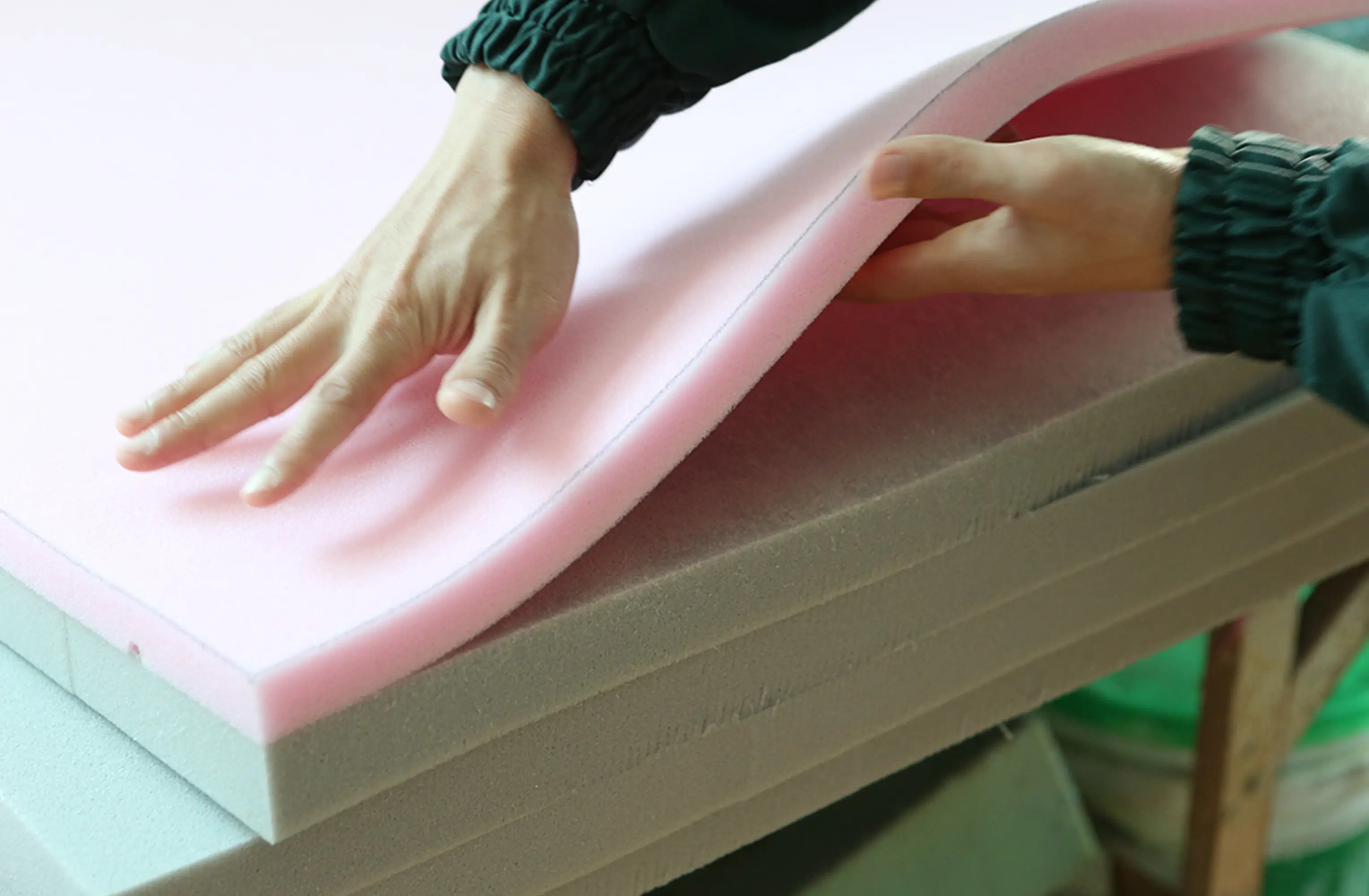 座り心地と耐久性を両立する高密度ウレタン